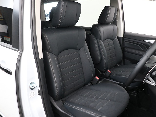 Pグレード標準設定のコンビネーションシート【スエード破水機能付き×合成皮革】！