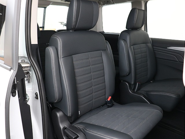 2列目も幅広く乗ることができます！両サイドひじ掛け付き！