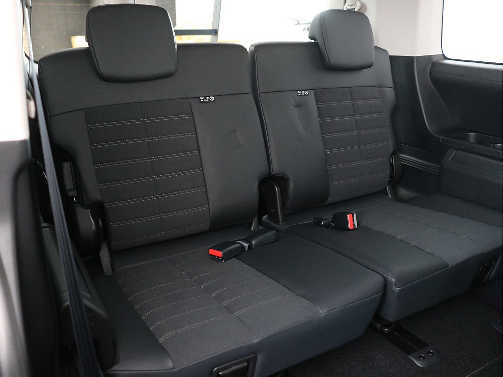 3列目は手動操作となります！ 7人乗りのため、3列目に3人座れる広さ設計となっております！