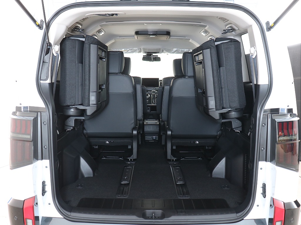 7人乗りの強みはここ！2列目が分離しているキャプテンシートなため、車内での移動もしやすくなっています！