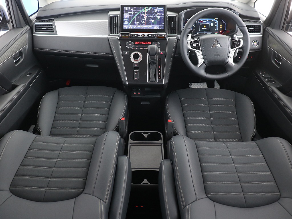 1列目はご覧の通り！ドライブモードも増えて楽しみの幅が溢れている1台です！