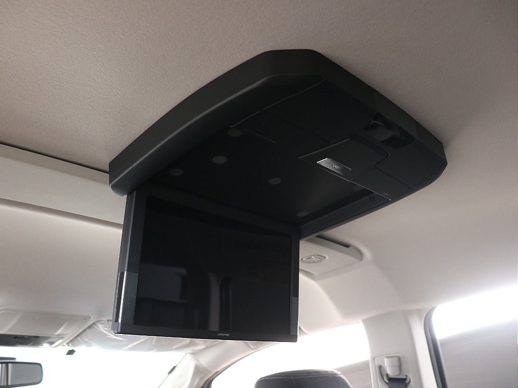 アルパイン製フリップダウンモニター搭載！HDMIもついておりますので大画面で動画をお楽しみください！