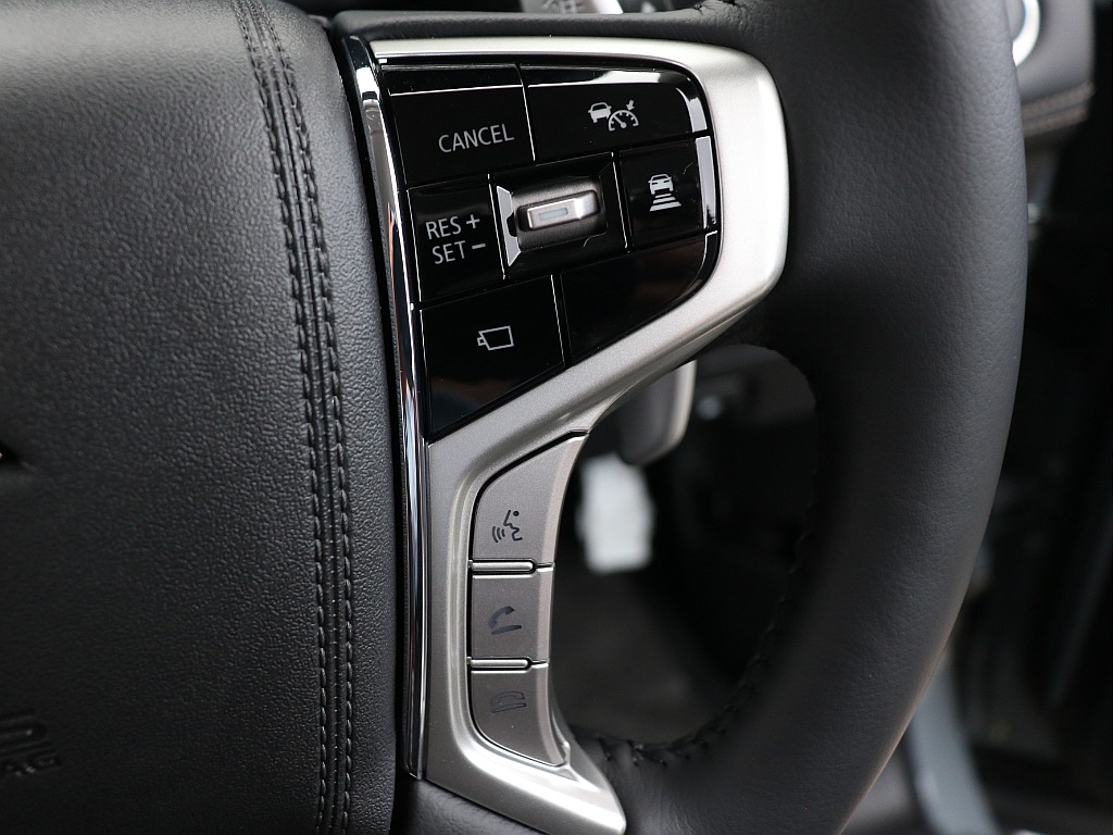 ステアリングスイッチ右！