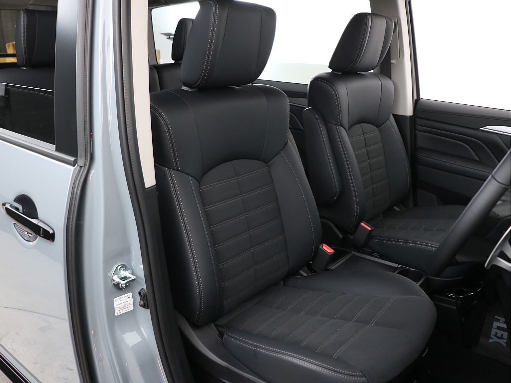 撥水機能付きのコンビネーションシート！アウトドアでも使いやすい仕様です♪