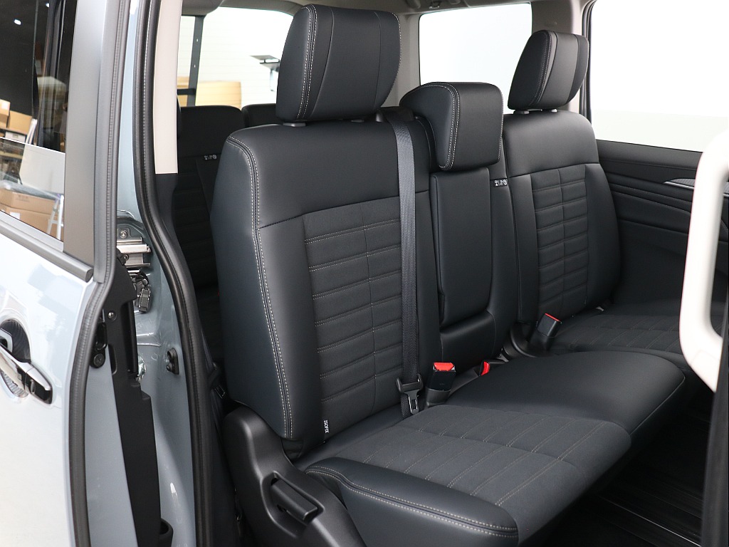 8人乗りのお車です！6:4分割のベンチシートですので簡単に3列目の乗車もできます♪