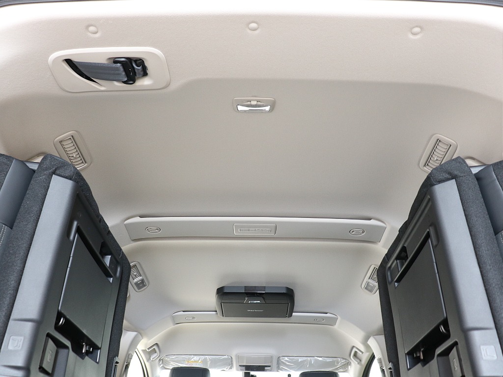 ルーフビームガーニッシュもついていて、車内照明も完備しております！