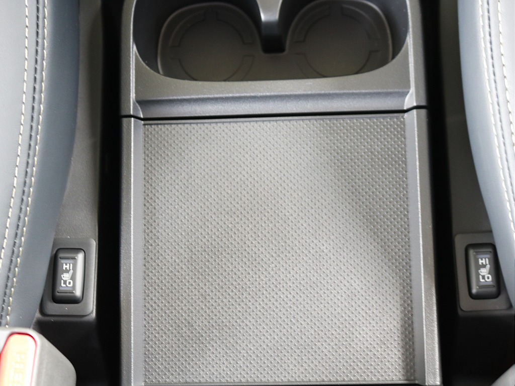 運転席・助手席側シートヒーター完備