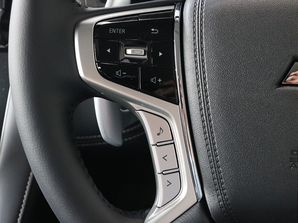 ハンドルのボタンで運転しながら操作できます！