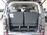 荷室を開けたら3列目シートになります！跳ね上げも可能です☆
