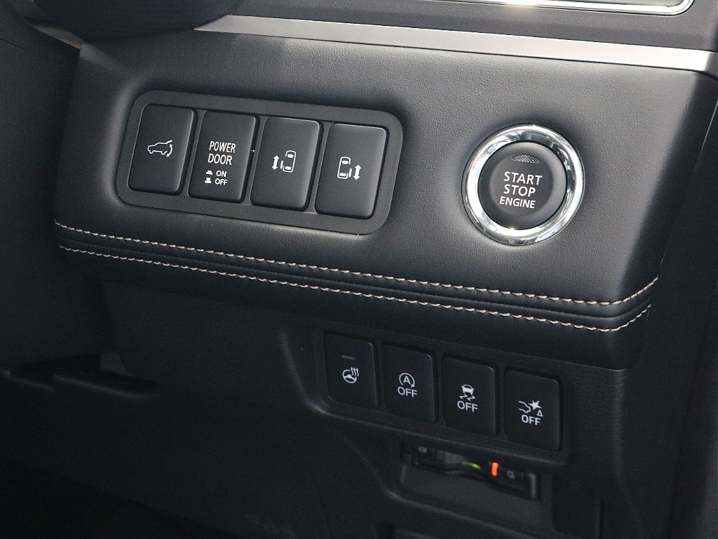 運転席の操作ボタンも便利な機能搭載してます☆