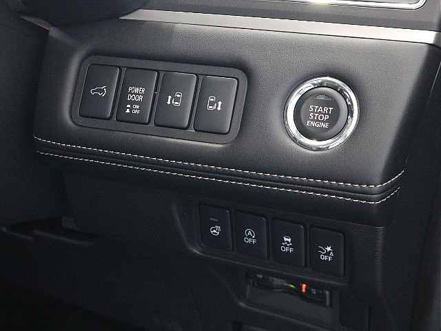 運転席の操作ボタンも便利な機能搭載してます☆