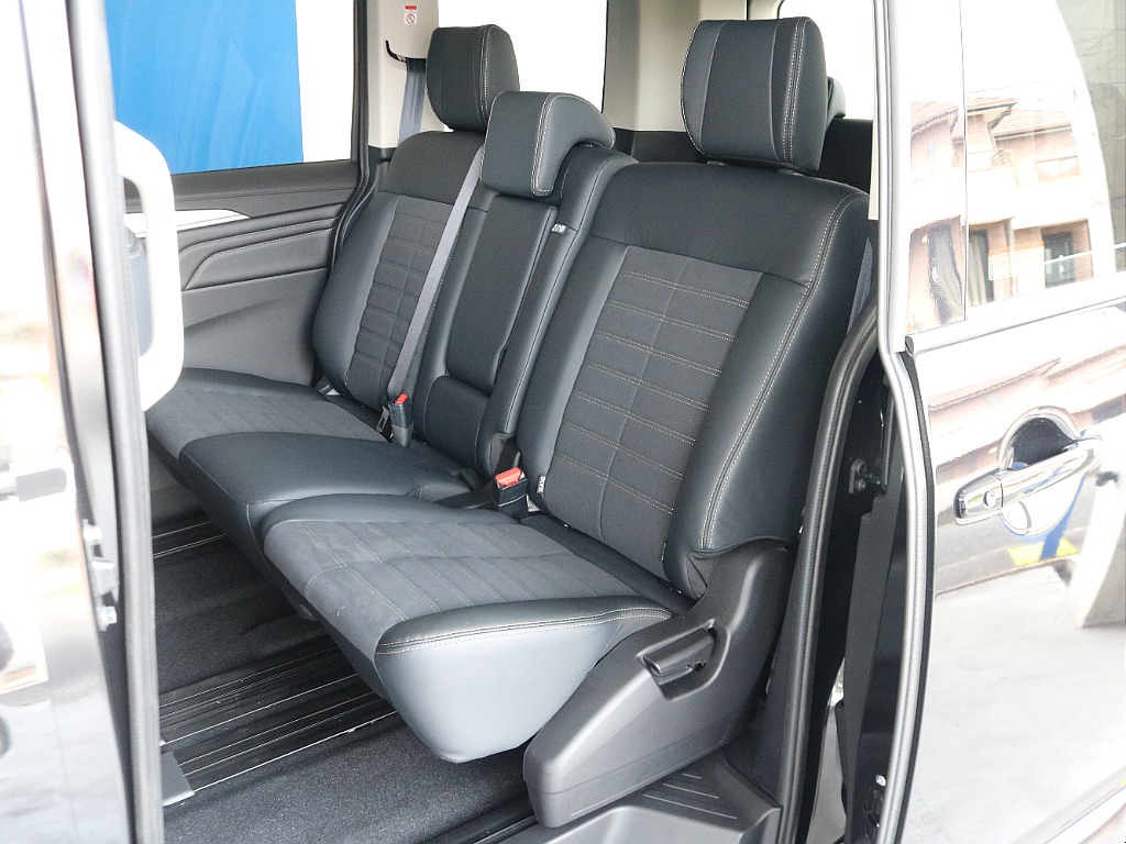 2列目も運転席同様のシートで高級感あります！