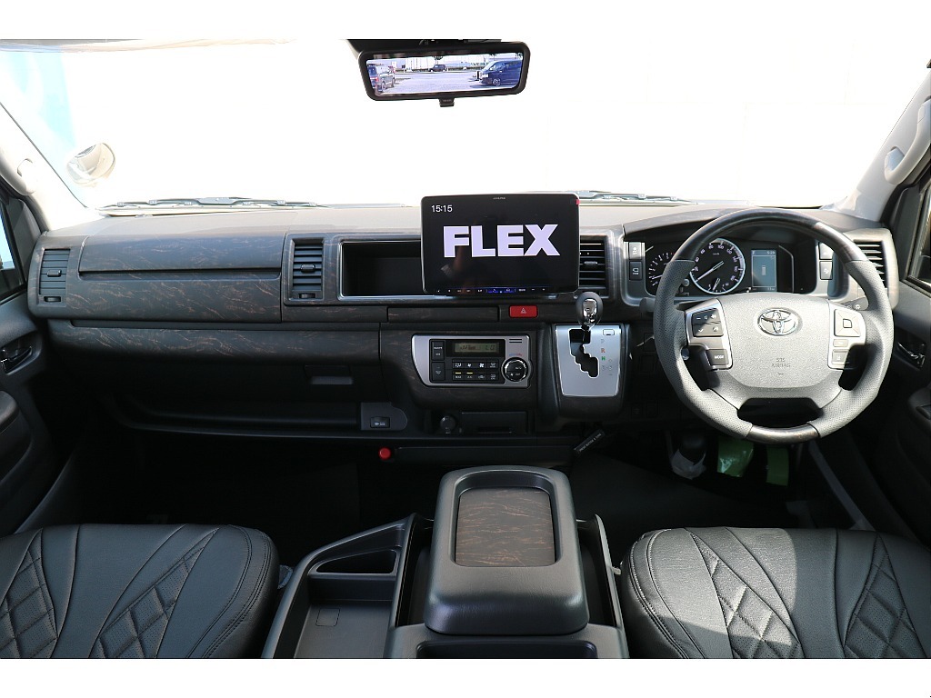 豪華な運転席周り！艶消しマホガニー調インテリアパネル、ステアリング、シフトノブ付き！