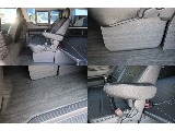 2列目シートの足元は広々,フットパネル,フローリング床張り施工！