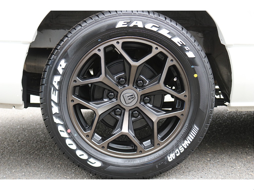 新作スタイリングHEX17インチアルミ×グッドイヤーナスカータイヤ！