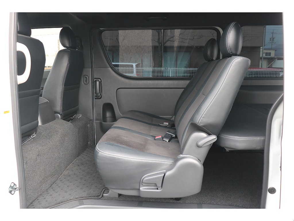 2列目足元も広々！