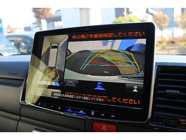 パノラミックビューモニター＆バックカメラ連動！