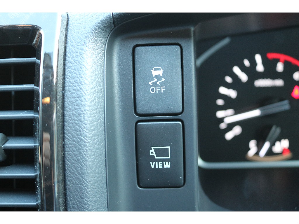 トラクションコントロールスイッチ、パノラミックビューモニター切替スイッチ！