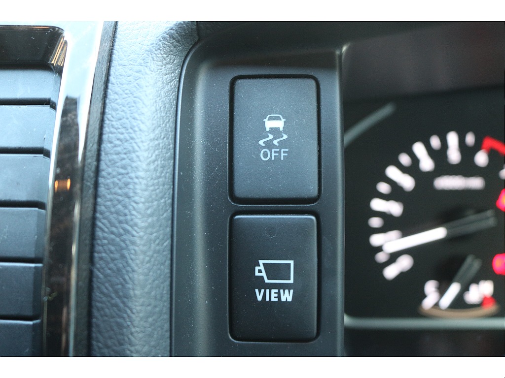 トラクションコントロール、パノラミックビューモニタースイッチ！