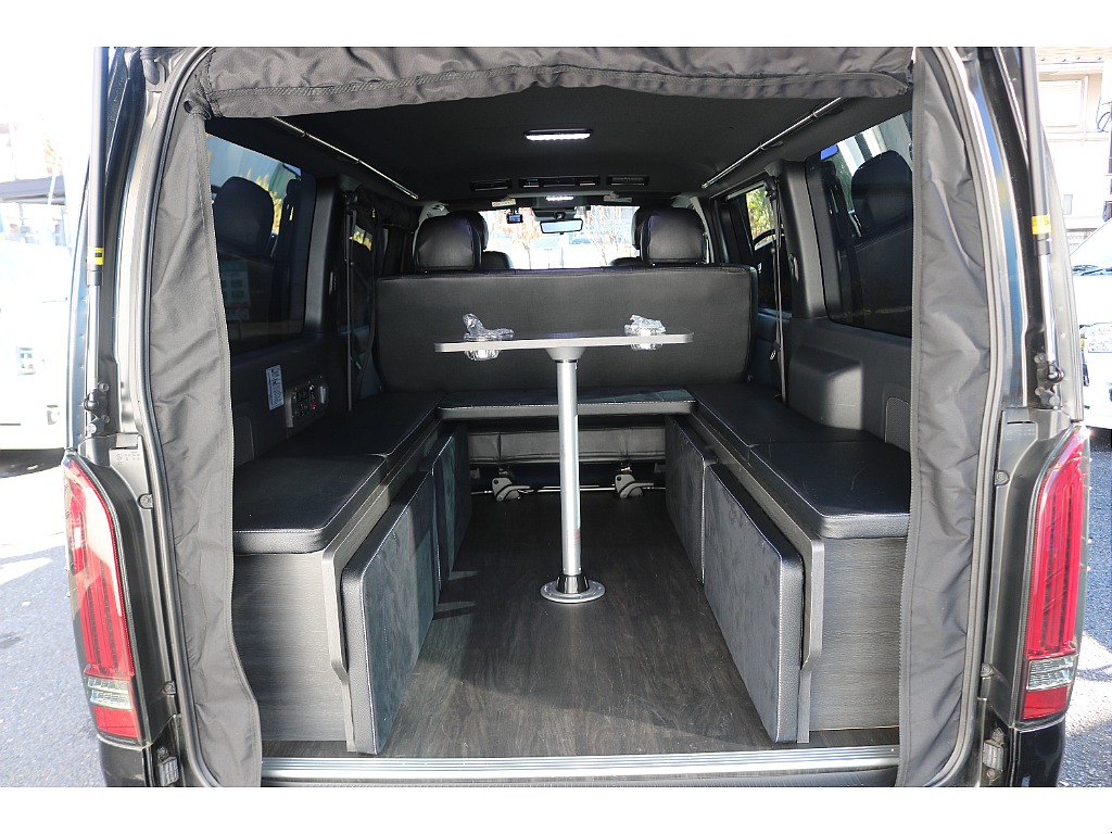 対面座席でお食事も可能です！