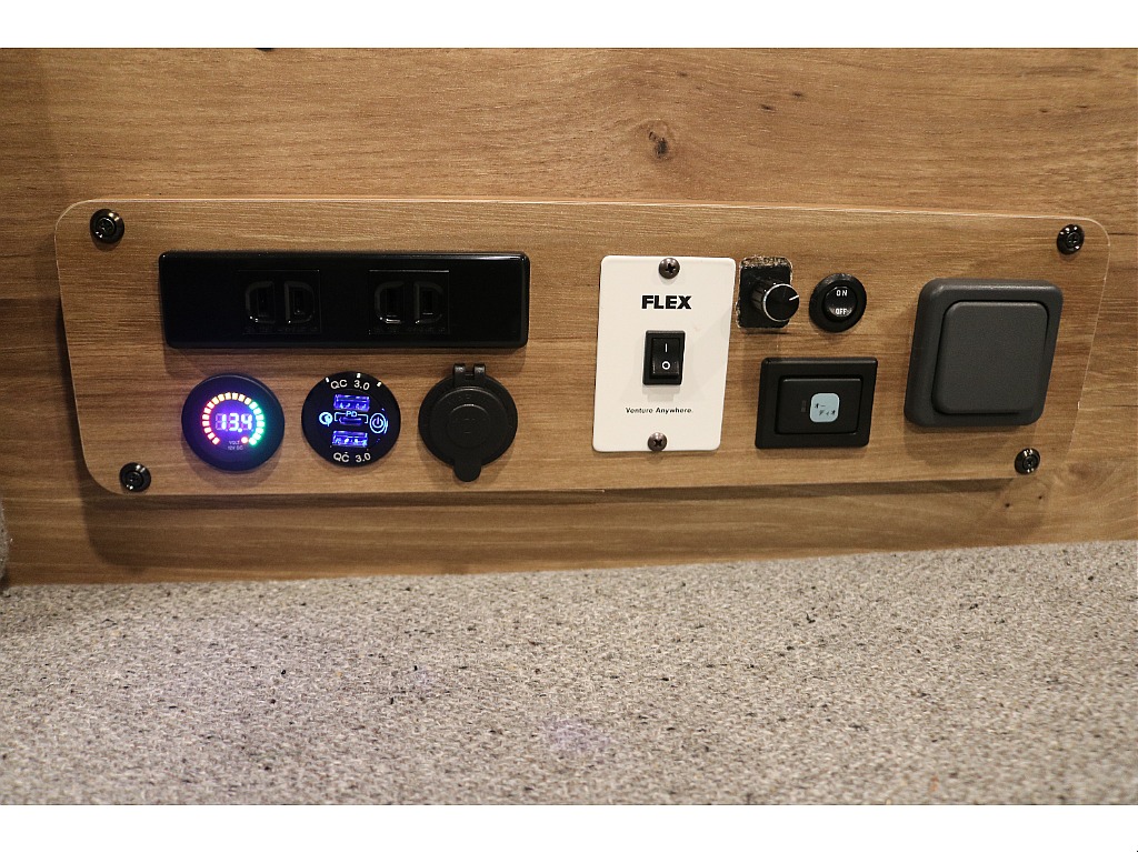 照明スイッチ(調光機能付き)＆デジタルバッテリー残量計集中コントロールパネル！