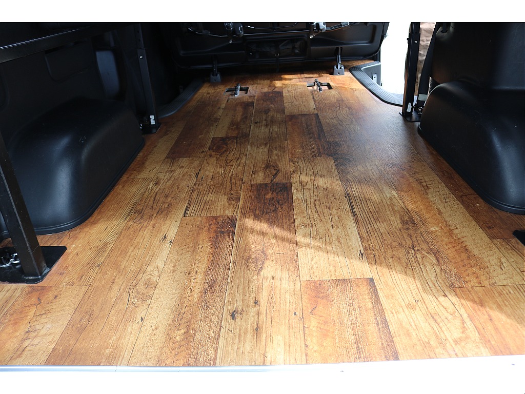 床張りフローリング施工！