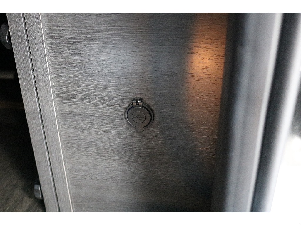 棚にはUSBポートが付いてます！