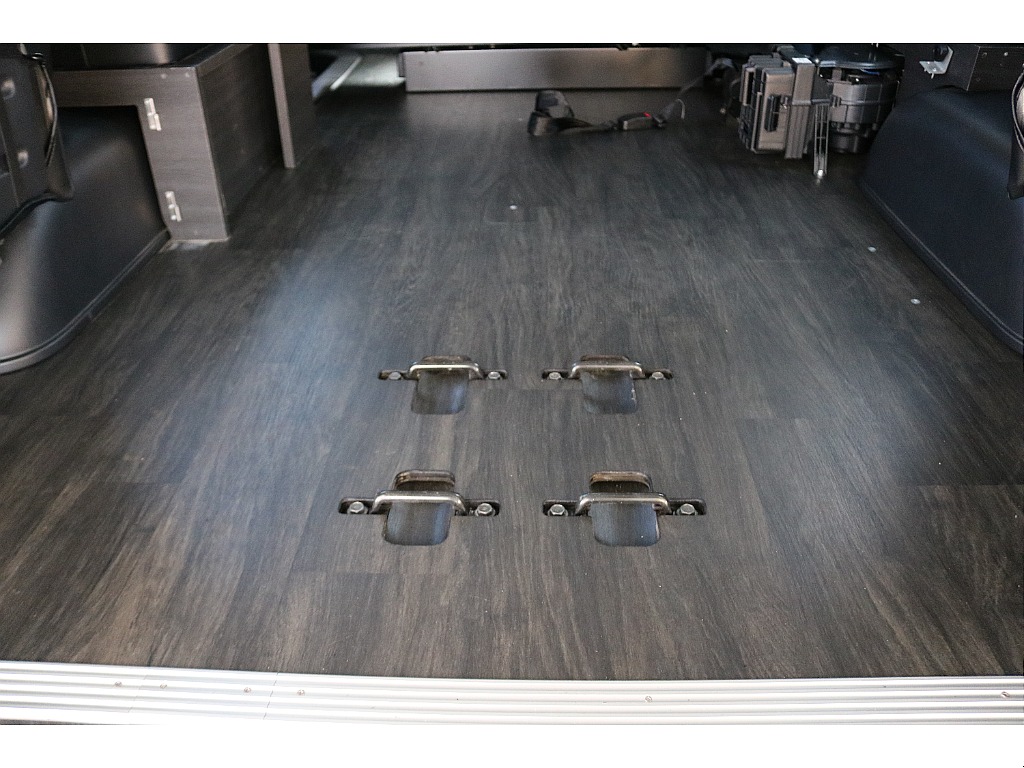 フローリング施工！