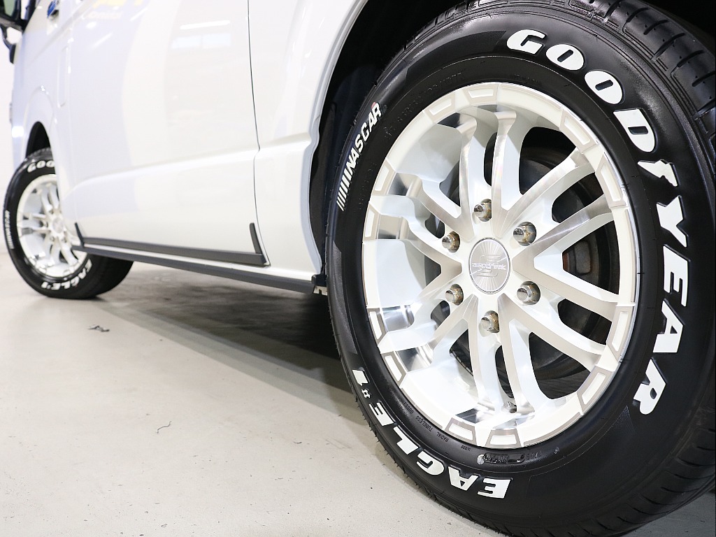 トヨタ ハイエースバン(4枚目)