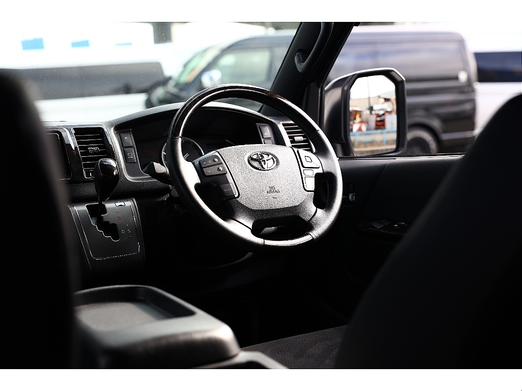 トヨタ ハイエースバン(2枚目)