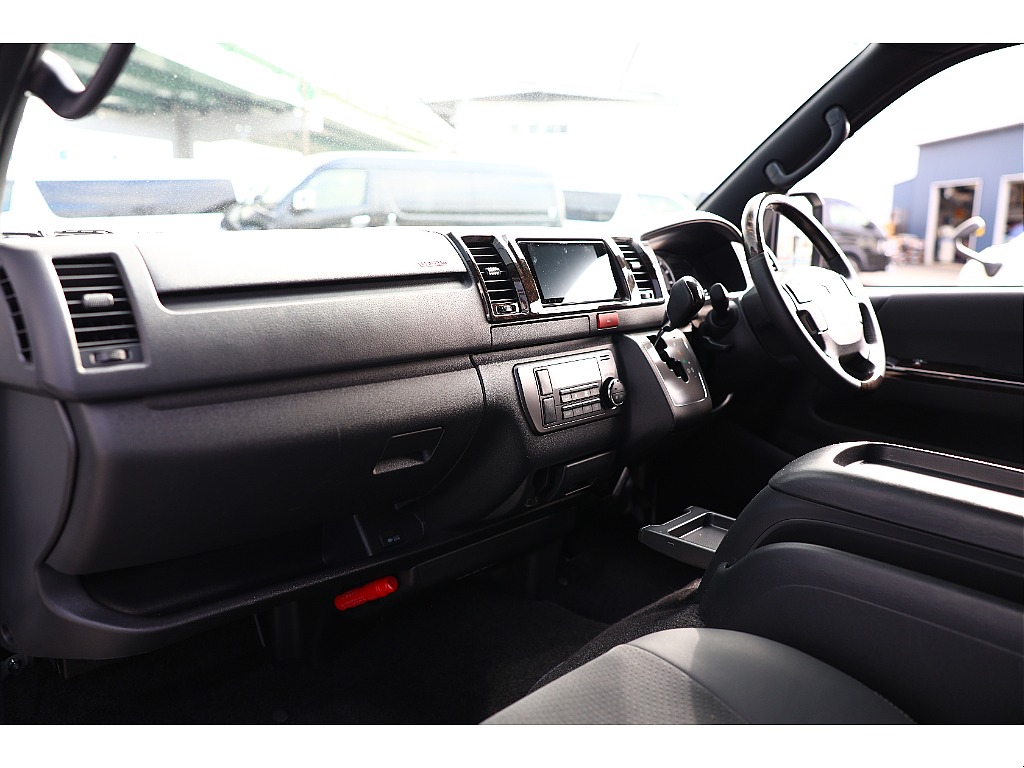 トヨタ ハイエースバン(4枚目)