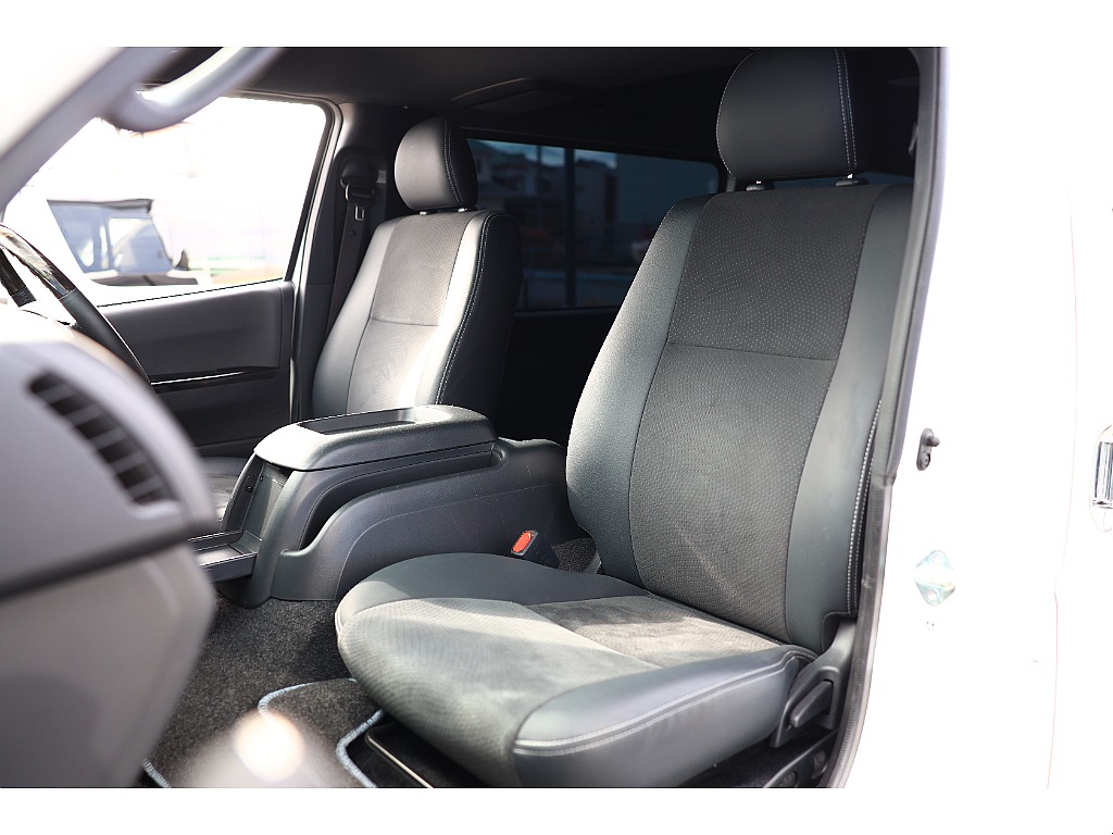 トヨタ ハイエースバン(5枚目)