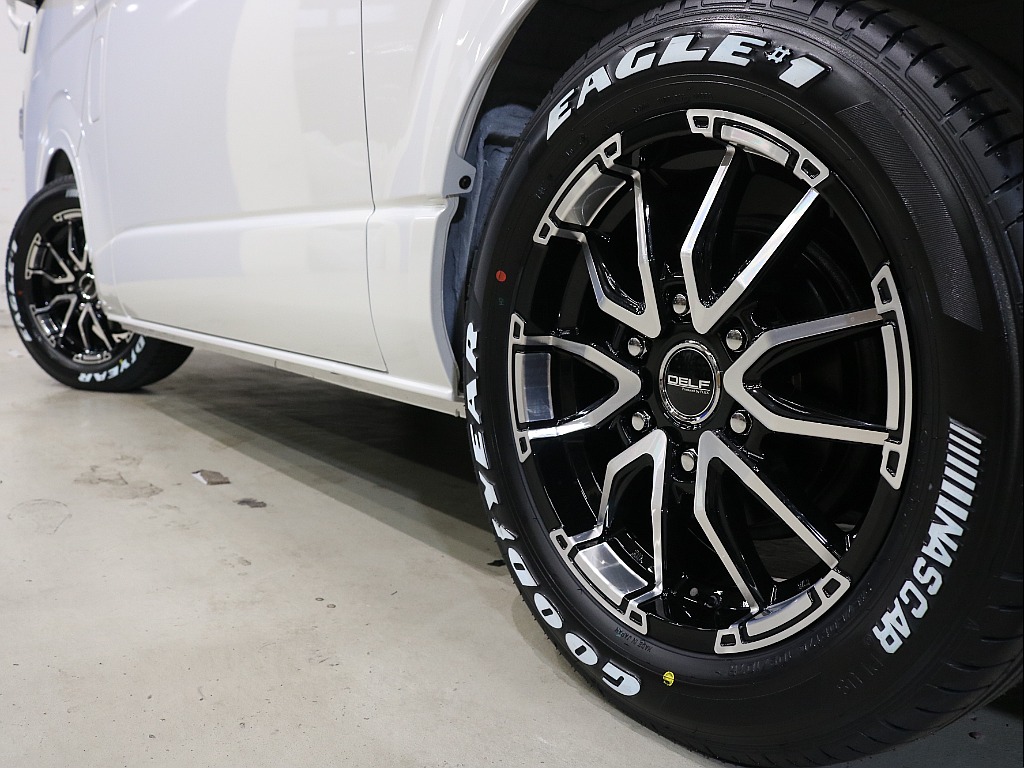 トヨタ ハイエースバン(4枚目)