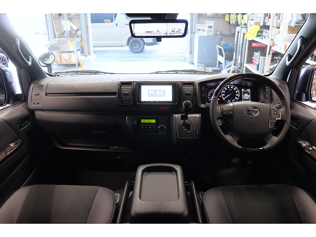 トヨタ ハイエースバン(2枚目)