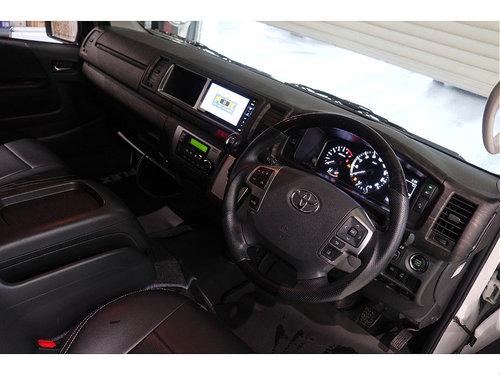 トヨタ ハイエース(3枚目)