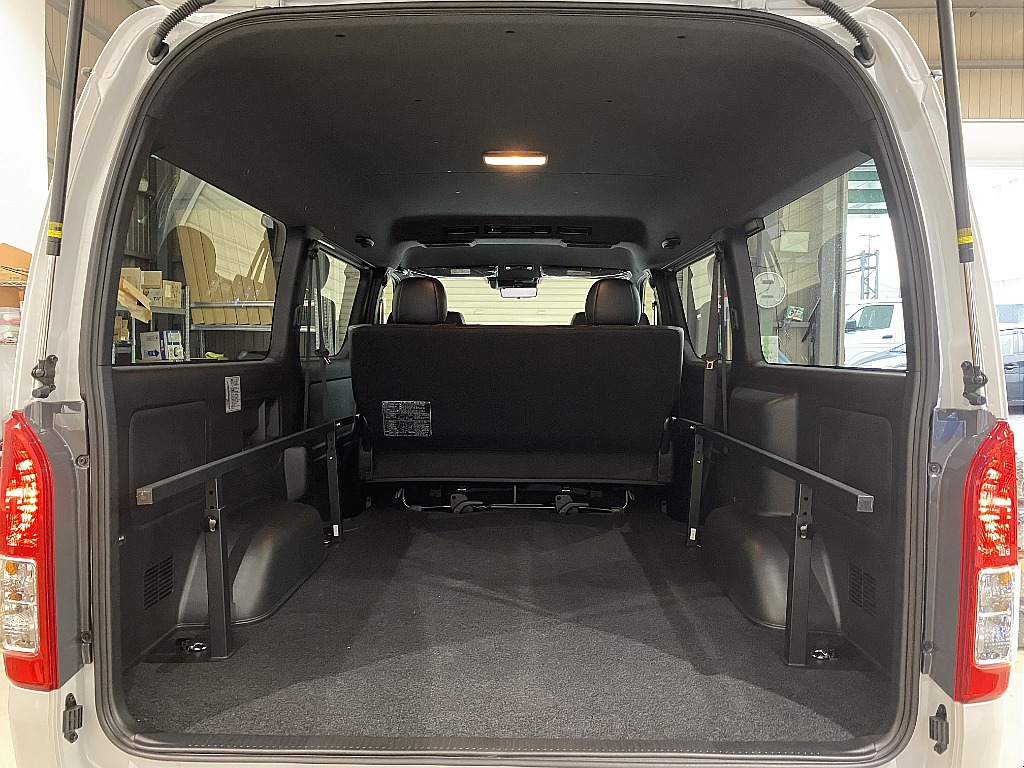 トヨタ ハイエースバン(4枚目)