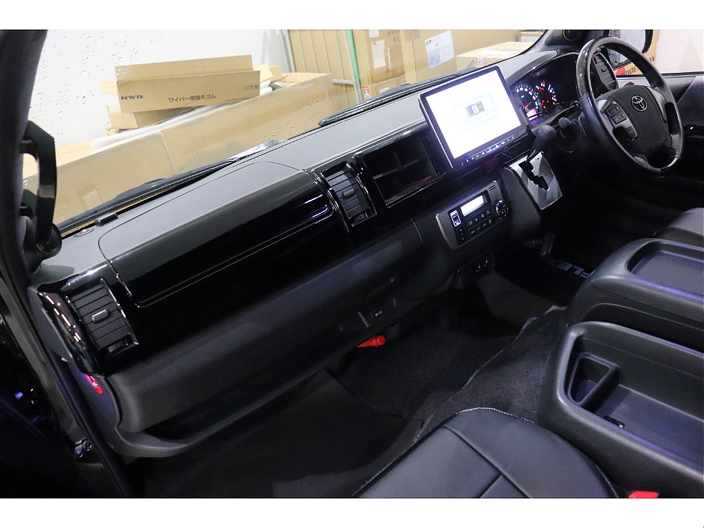 トヨタ ハイエース(4枚目)