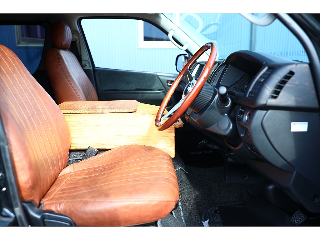 トヨタ ハイエース(4枚目)