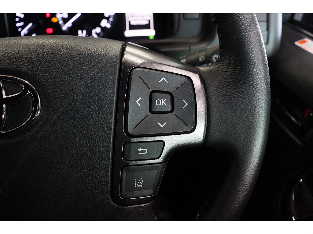 ステアリングリモコン（右）