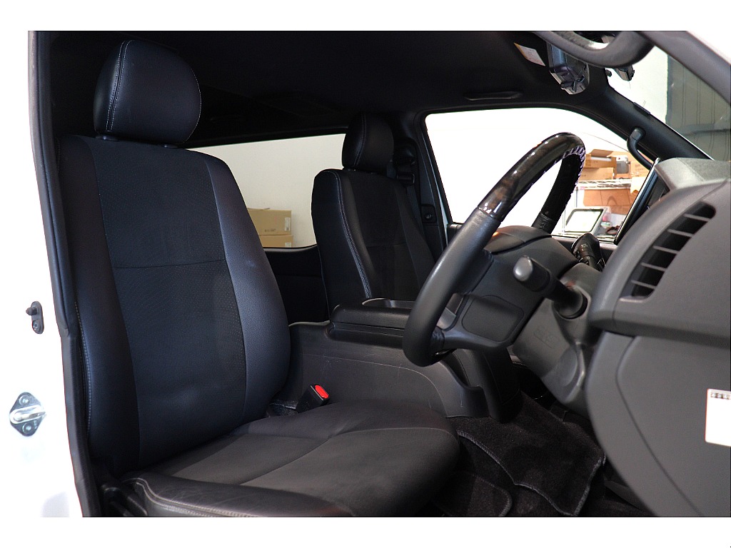 トヨタ ハイエースバン(4枚目)