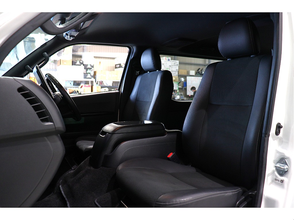 トヨタ ハイエースバン(6枚目)