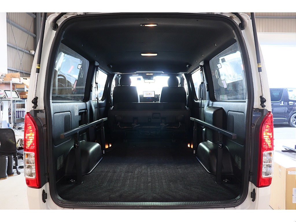 トヨタ ハイエースバン(7枚目)