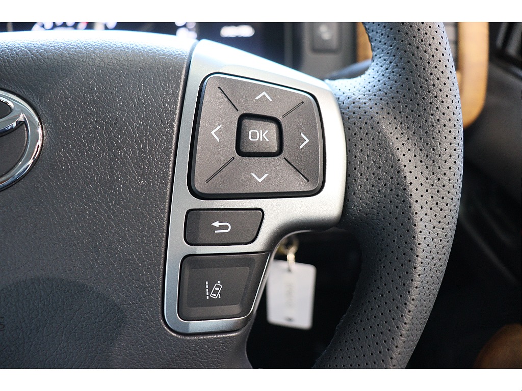 ステアリングリモコン（右）