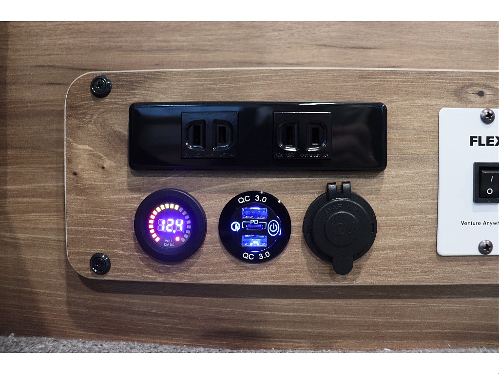 デジタルバッテリー残量計集中コントロールパネル/USB電源×2/アクセサリーソケット/コンセント×2