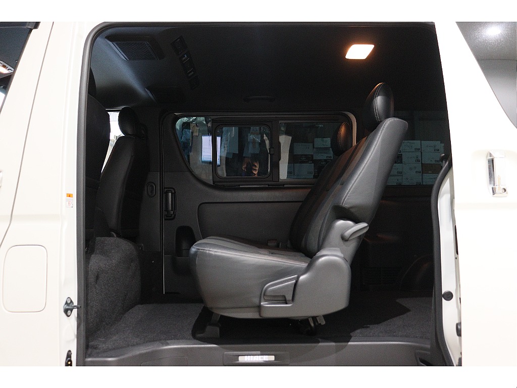 トヨタ ハイエースバン(7枚目)