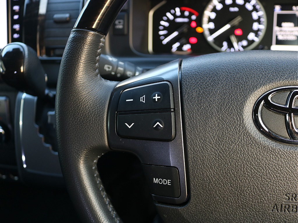 ステアリングリモコン（左）