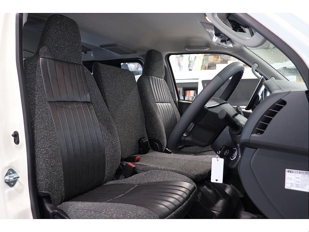 トヨタ ハイエースバン(4枚目)