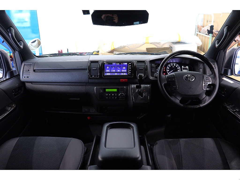 トヨタ ハイエースバン(2枚目)