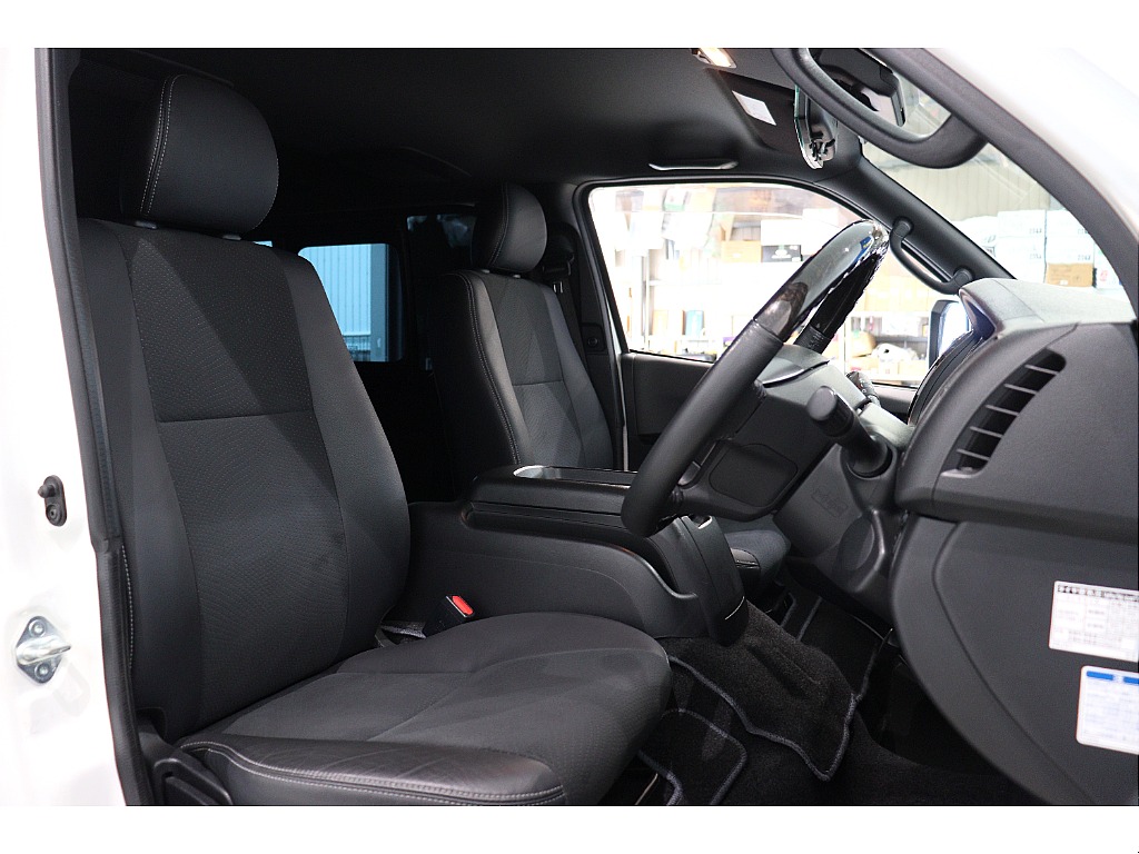 トヨタ ハイエースバン(4枚目)