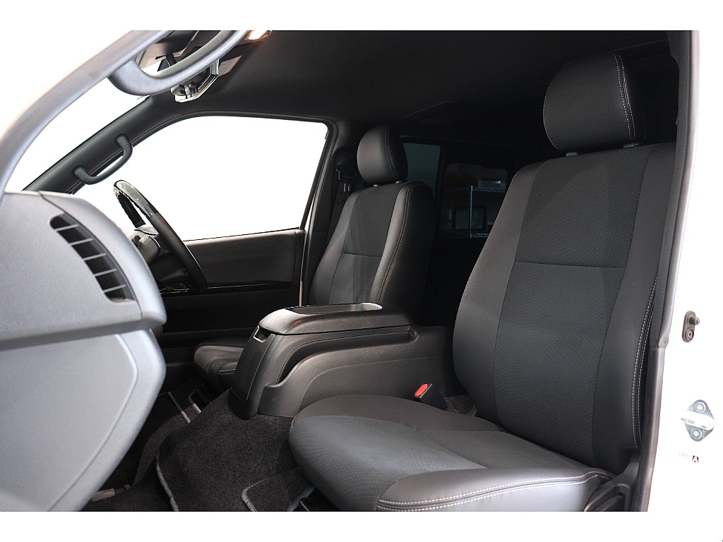 トヨタ ハイエースバン(6枚目)